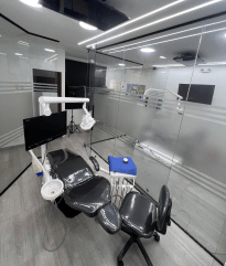 Sala de tratamiento con unidad dental de última generación para carillas de porcelana en Barranquilla
