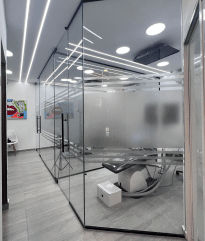 Gabinetes con paredes de vidrio en clínica de odontología estética en Barranquilla