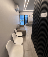Sala de espera moderna de clínica dental premium en Barranquilla con diseño minimalista